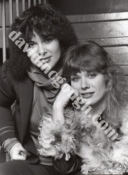 Ann and Nancy Wilson, Heart 1982, NY cliff.jpg